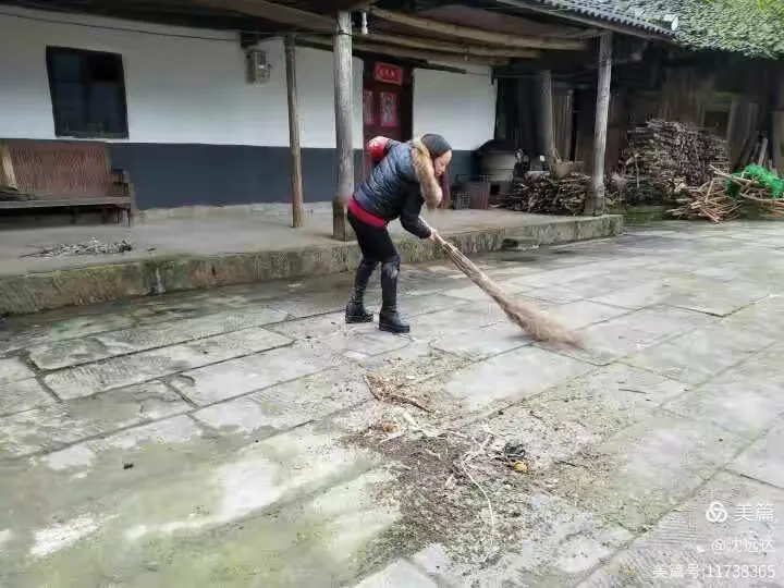 加大法治扶贫力度，开展农村环境卫生整治